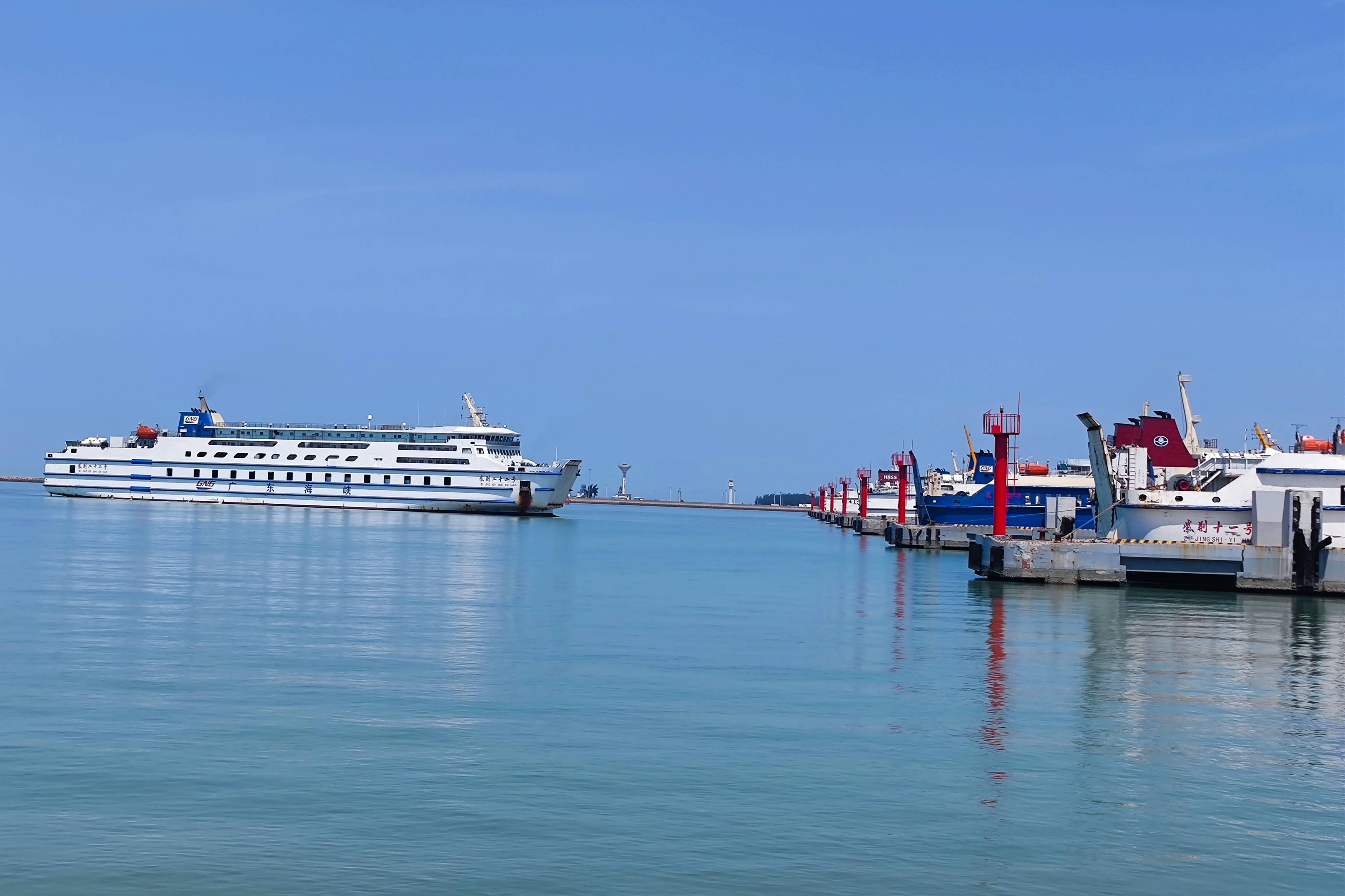 琼州海峡开通"小客车过海专班" 端午假期首日客流平稳有序_徐闻港