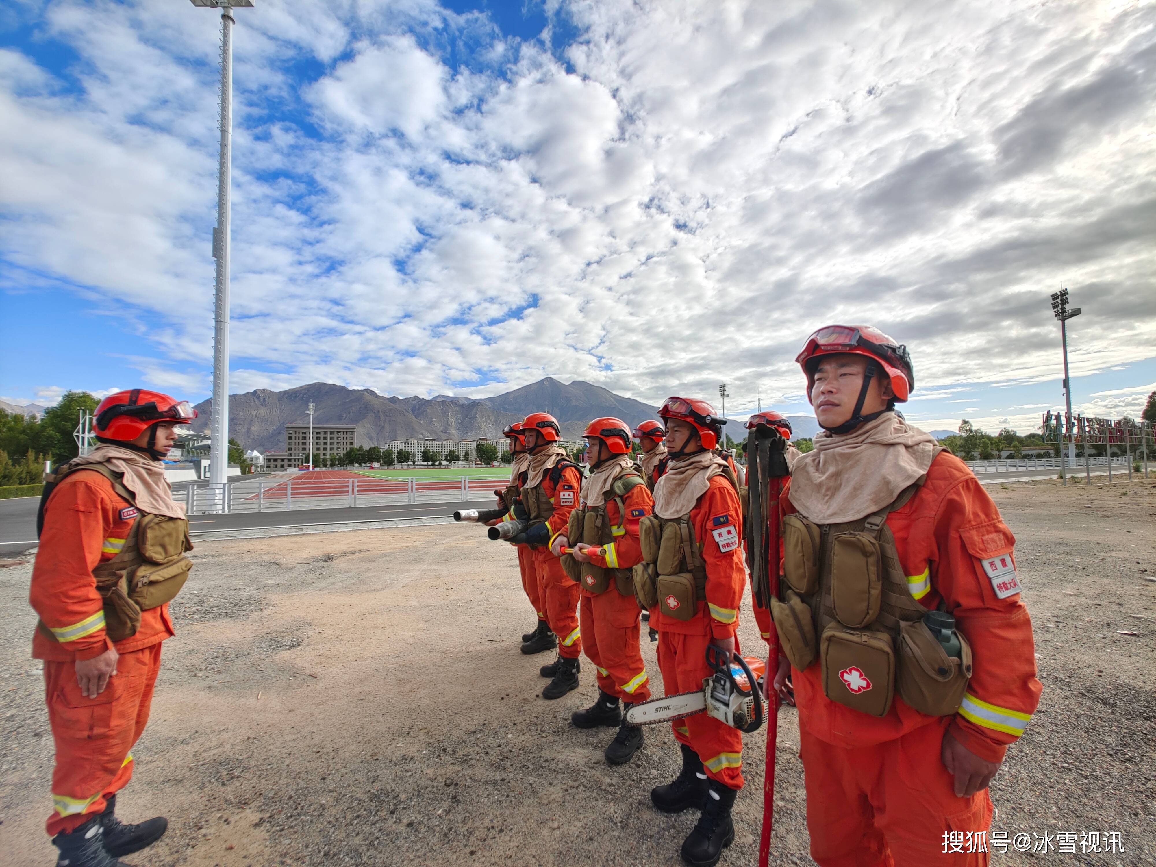 西藏森林消防总队特勤大队二中队严密组织火场紧急避险训练