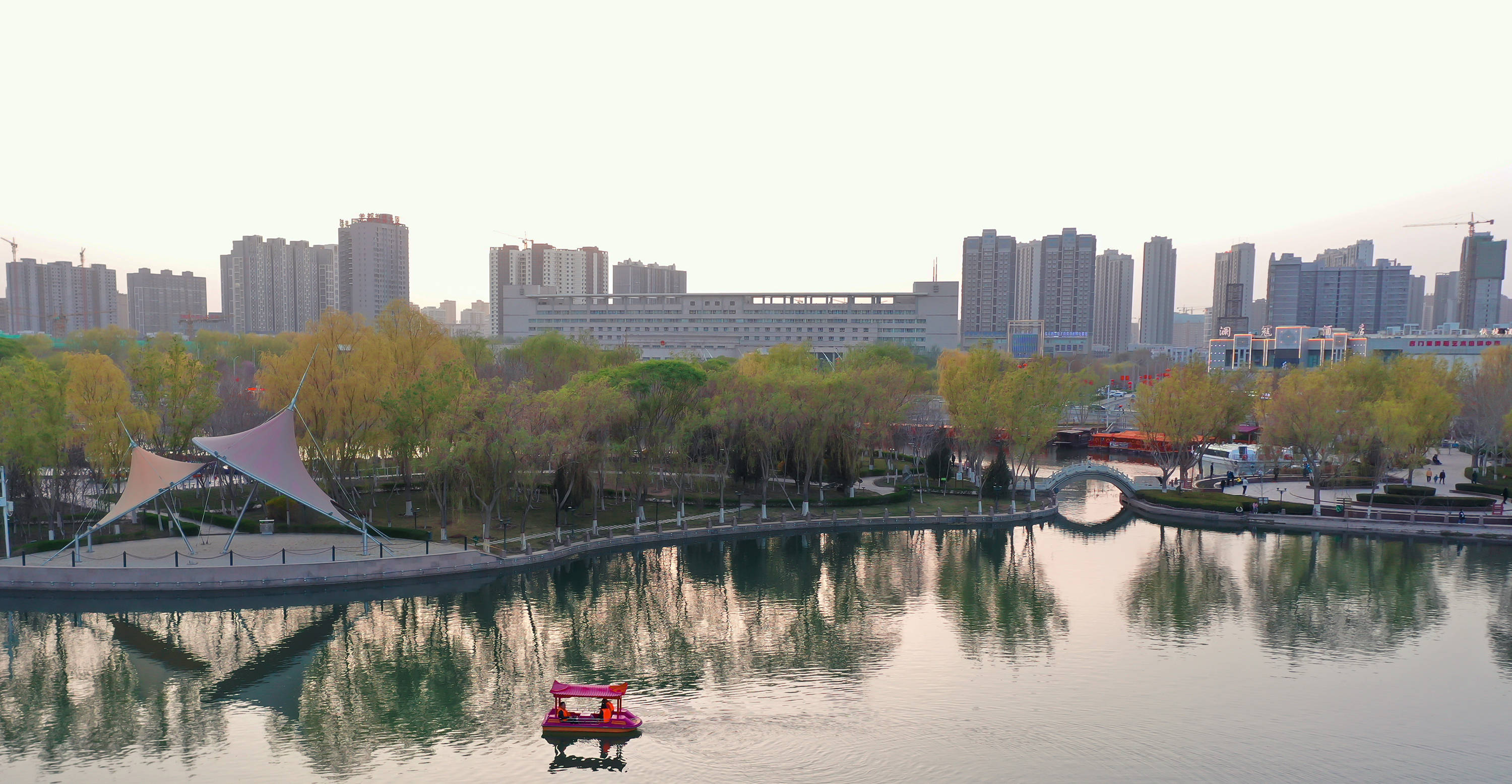 库尔勒:半城绿树半城水 "塞外明珠"展光彩_卫生城市_杜鹃_湿地