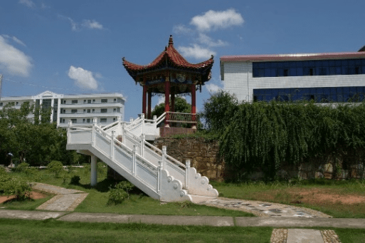 原崇仁师范学校1977年建校,学校始终高扬师范教育旗帜,坚持以德树人