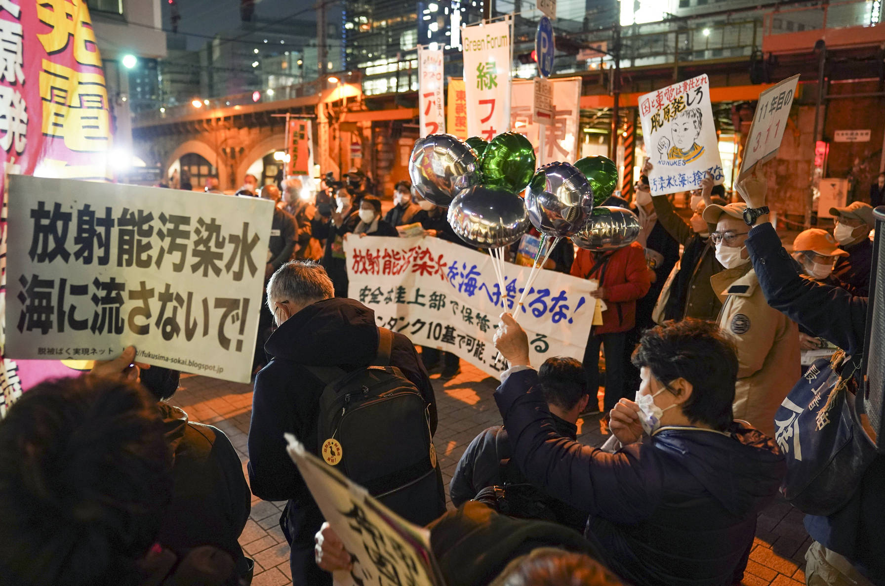 反对美军普天间机场搬迁 日本冲绳民众坐皮划艇抗议 - 图片 - 海外网