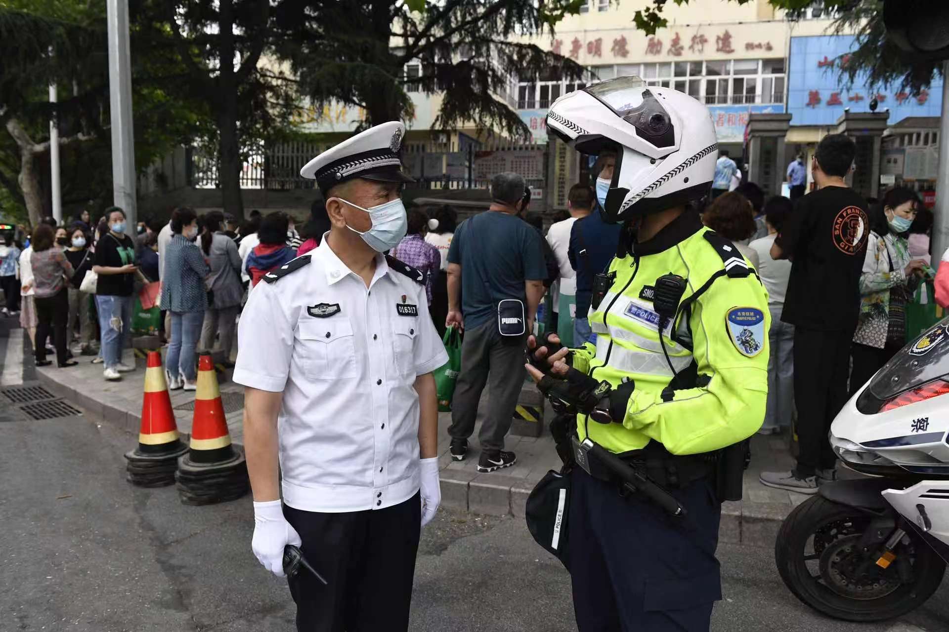 市南交警再开护航模式为中考学子圆梦护航