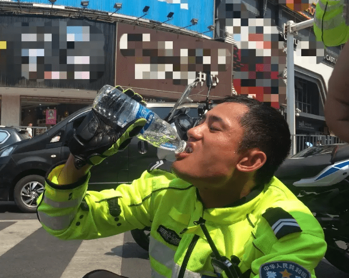 交警巡查制冷骑行服解决夏季高温闷热难题