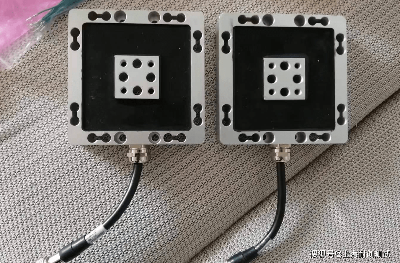 fc3d120三轴力传感器实物图实验人员将4个三轴力传感器装夹至装置的四