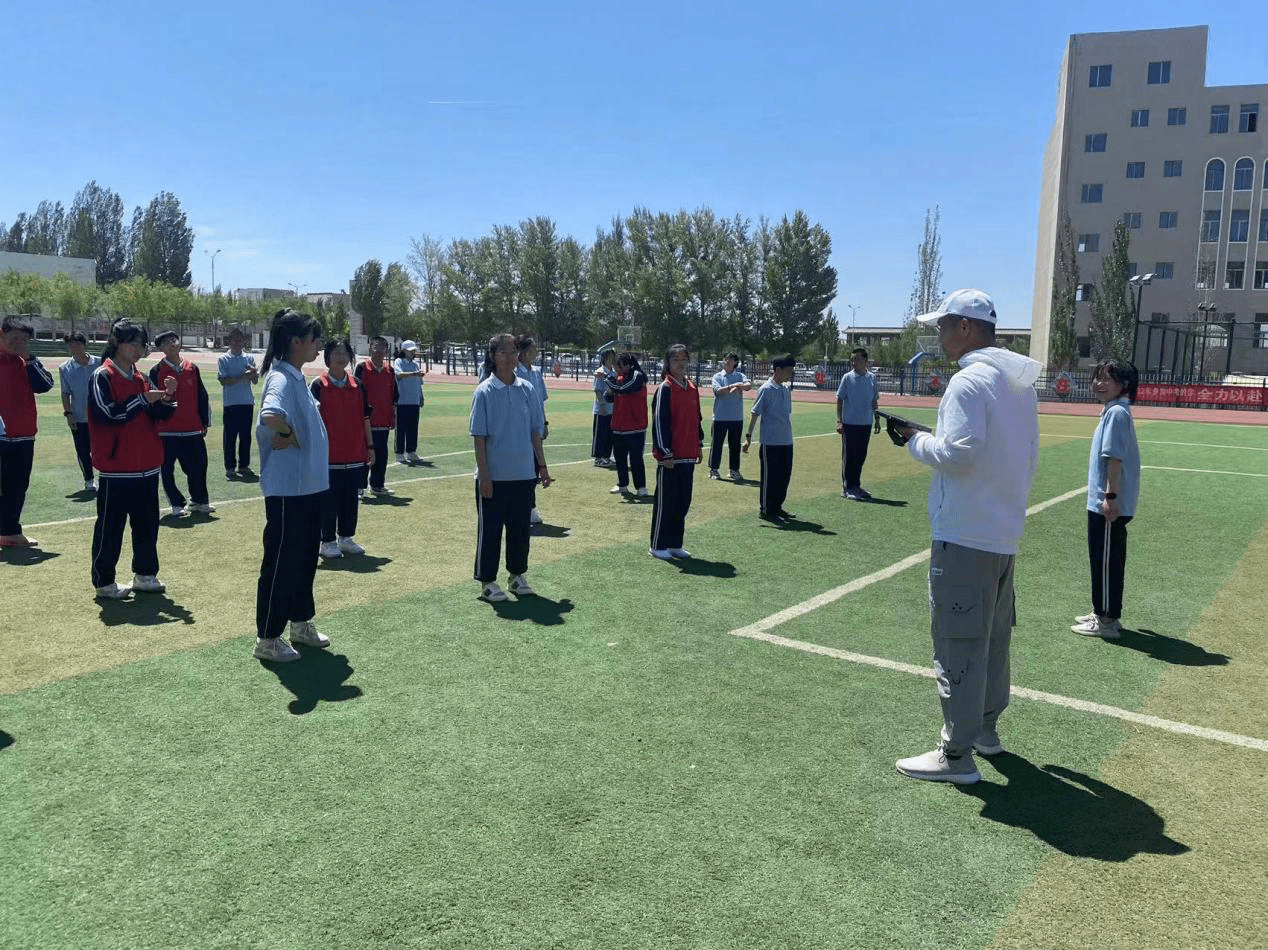 在固阳县第三中学,体育老师正通过手中的教学平板了解班级中每个学生