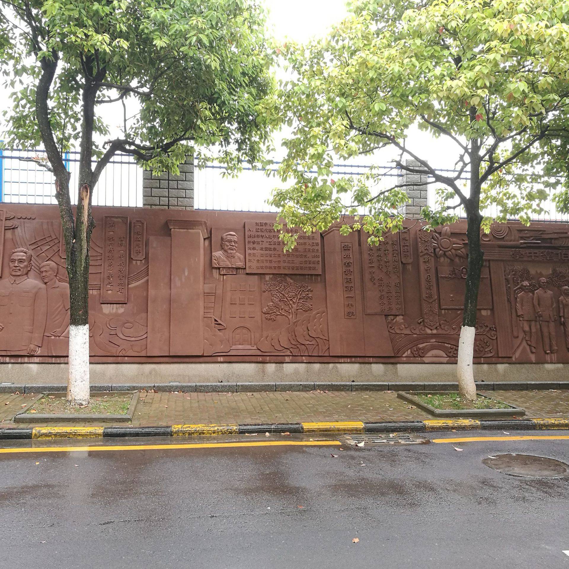 合肥华派雕塑制作的南门小学外墙浮雕圆满完工！