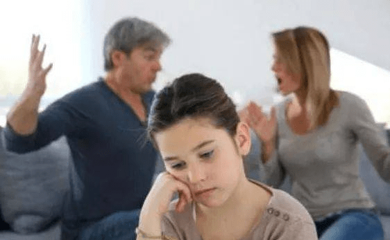 父母吵架弊端多，为了孩子的健康，请控制自己的情绪！