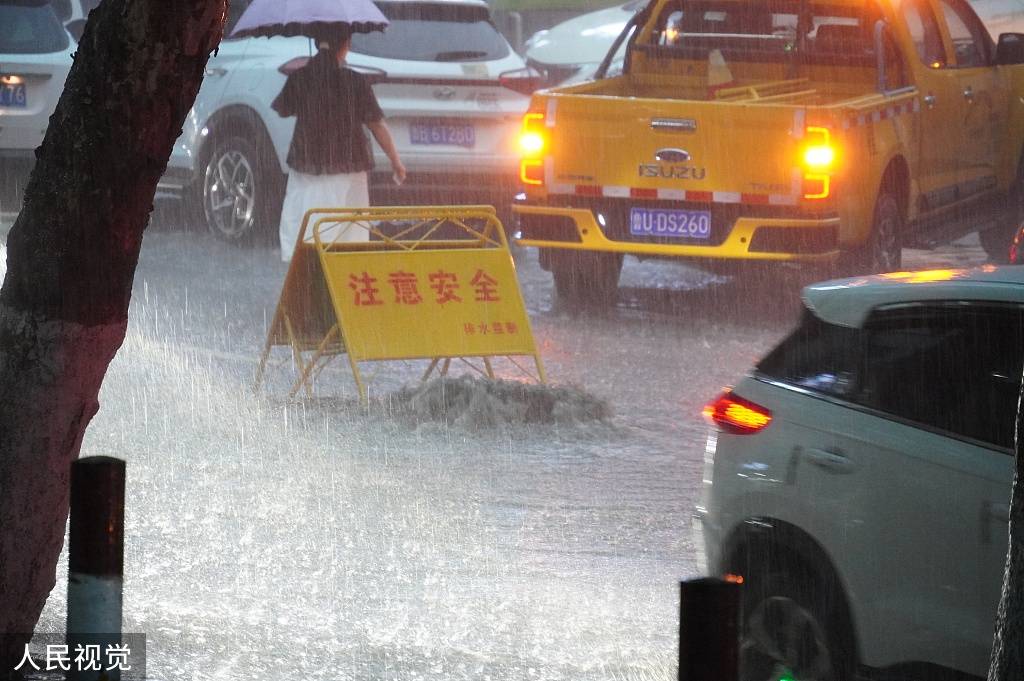 青岛遭遇暴雨及11级阵风：积水齐腰 汽车漂在水中 搜狐大视野 搜狐新闻 8462