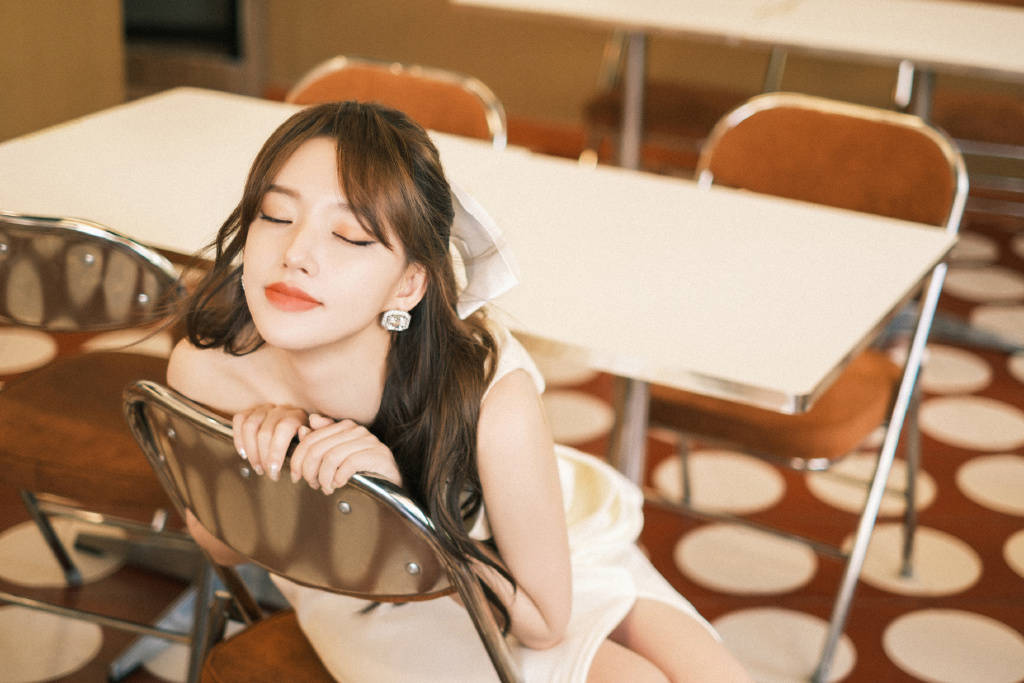 程潇最新写真大片释出 穿开叉裙秀美腿笑容甜美