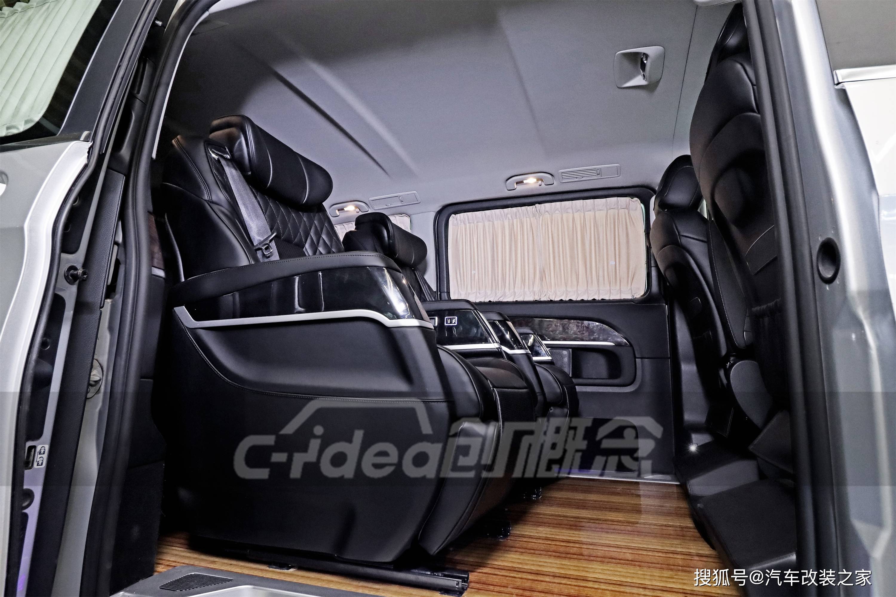 奔驰v250d改装七座无隔断黑色双开门内饰