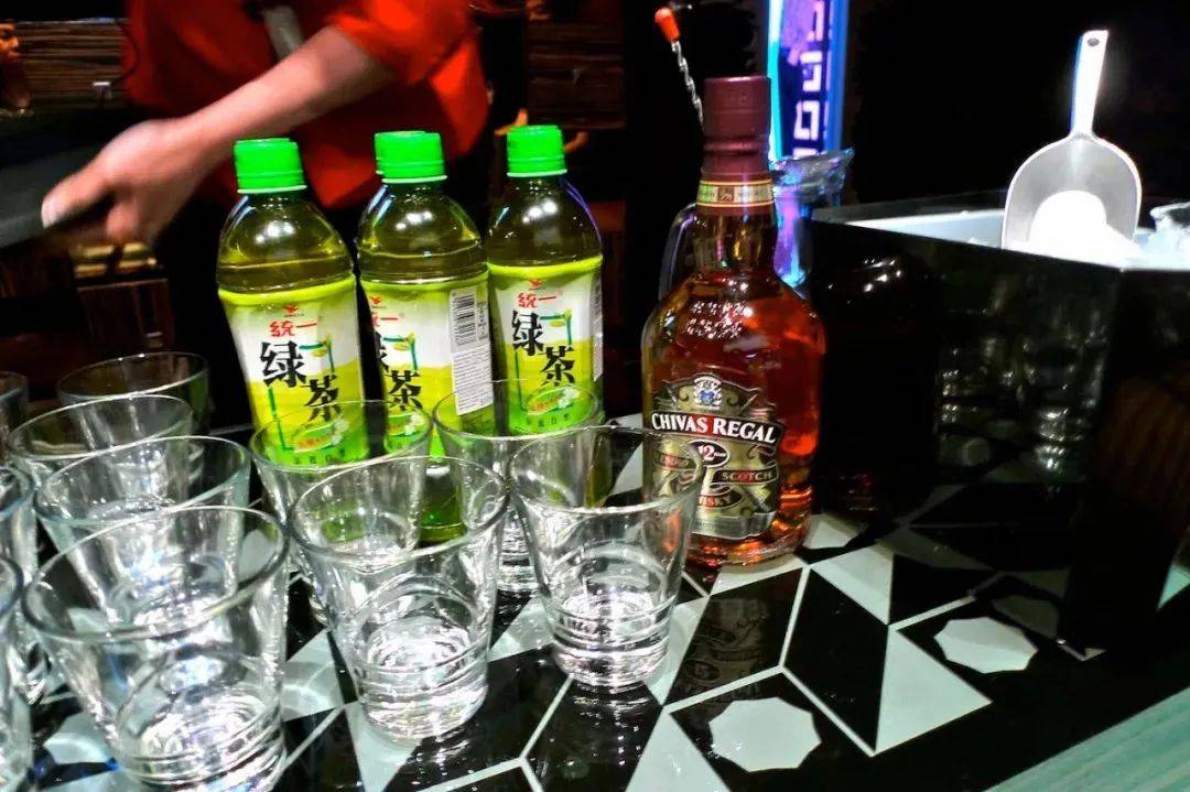 习惯威士忌的味道,后来有个威士忌品牌叫芝华士的业务员在酒吧巡场时