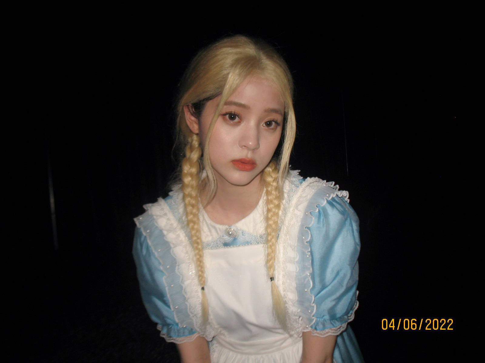 欧阳娜娜梦幻cos爱丽丝 金发造型有梦游仙境那味了