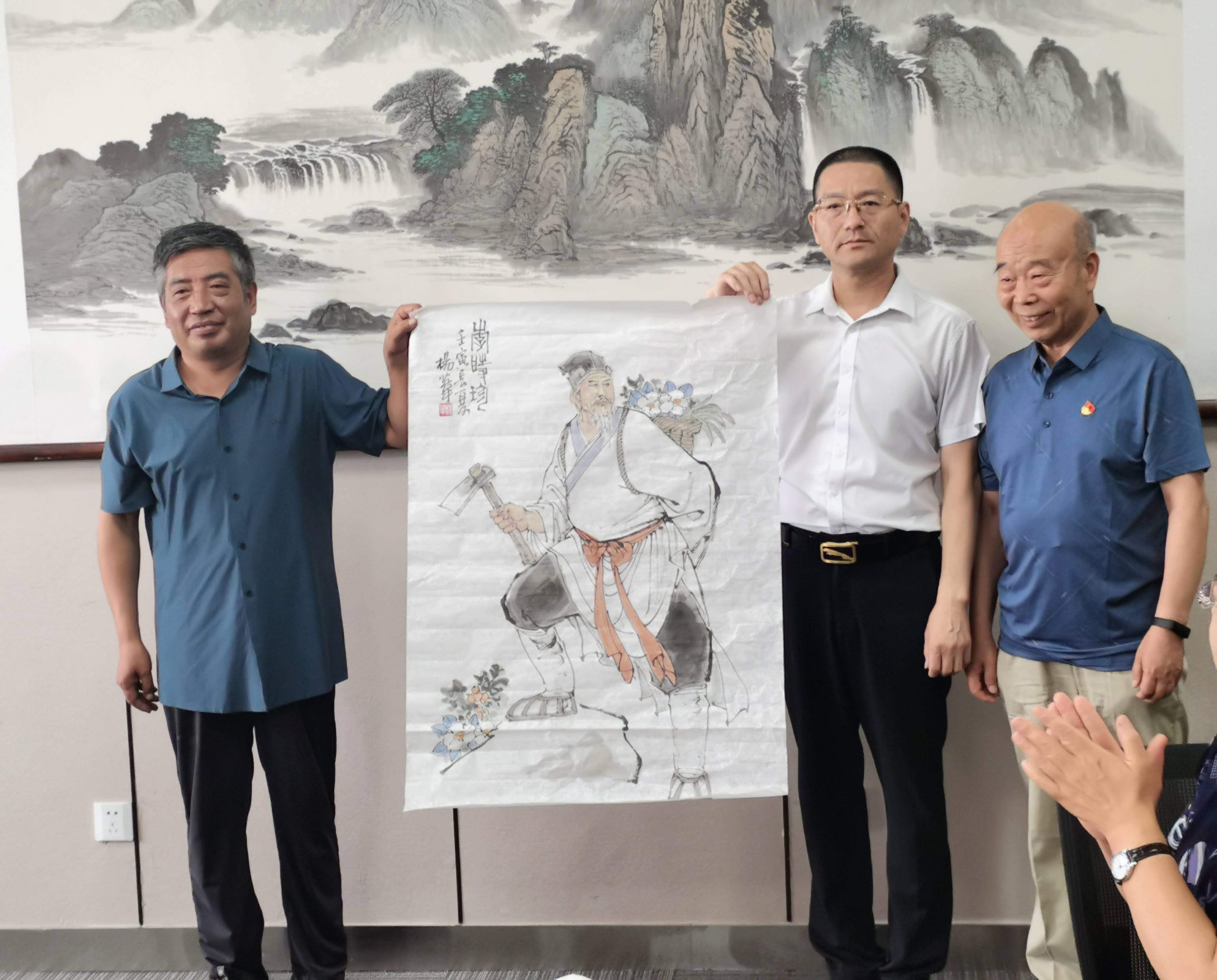 委员会主任张文生向省足健会分别惠赠了清代古版民间药方和书法作品