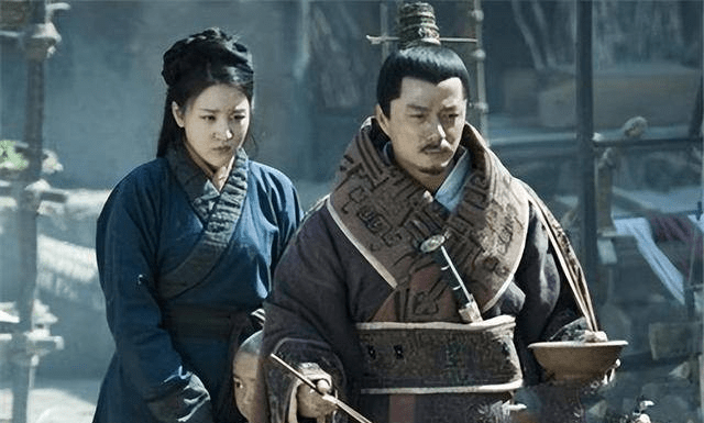 但长此以往亭长的老婆就不乐意了,开始对韩信各种刁难和讥讽,这让韩信
