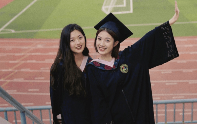 组图：高诗岩女友晒毕业照 青春靓丽笑容阳光