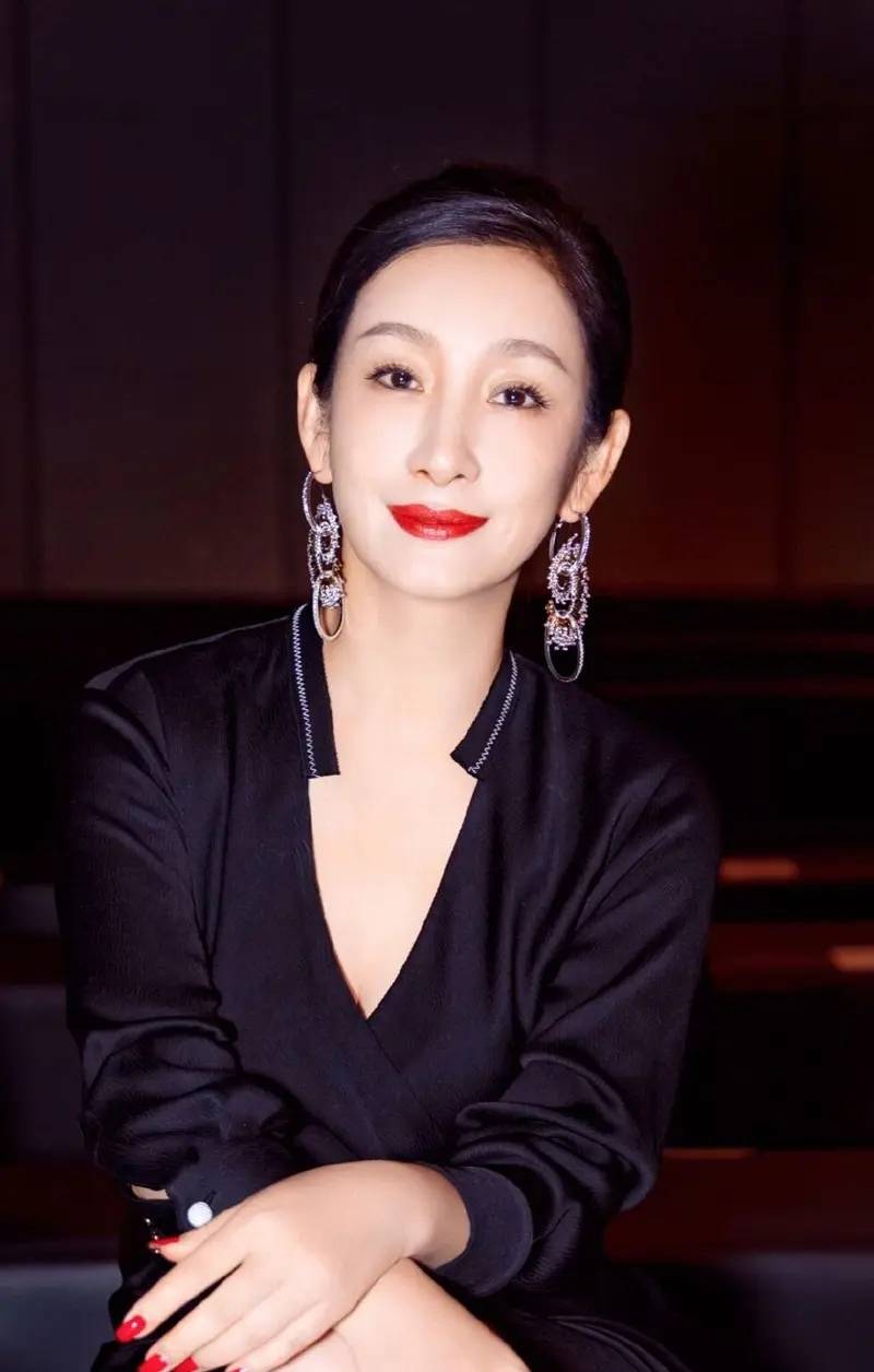 秦海璐称,圈内很多演员根本不背台词,只念123345对口型,根本不配做一