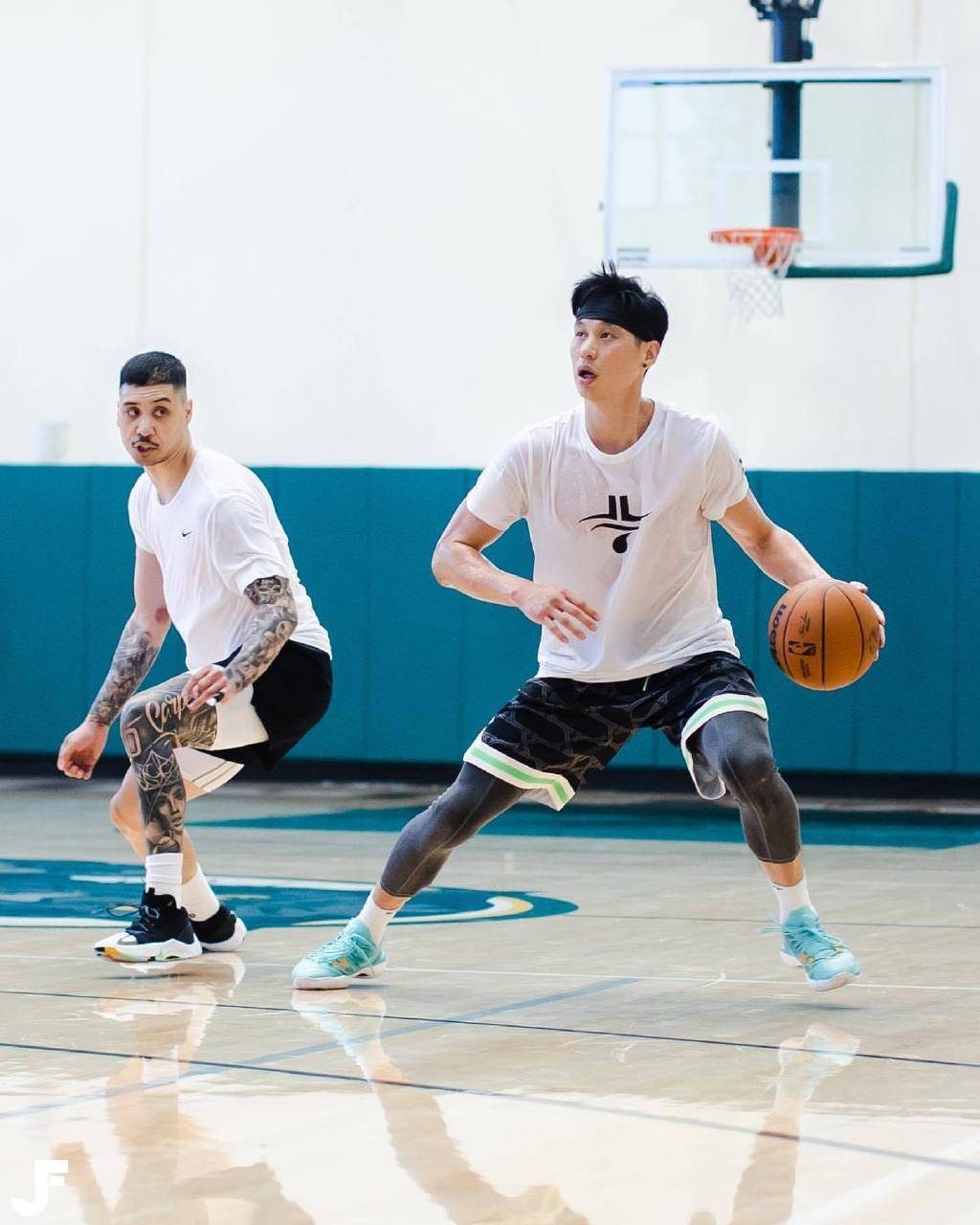 组图林书豪训练照曝光面对严防突破上篮