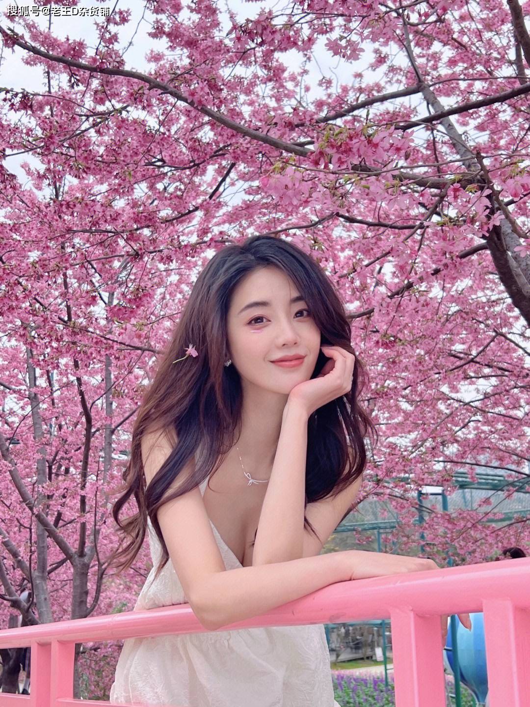 花丛佳人，花色不如美人色