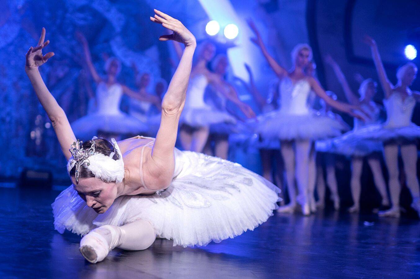 纪念莫斯科交通日俄罗斯芭蕾舞者地铁站中起舞