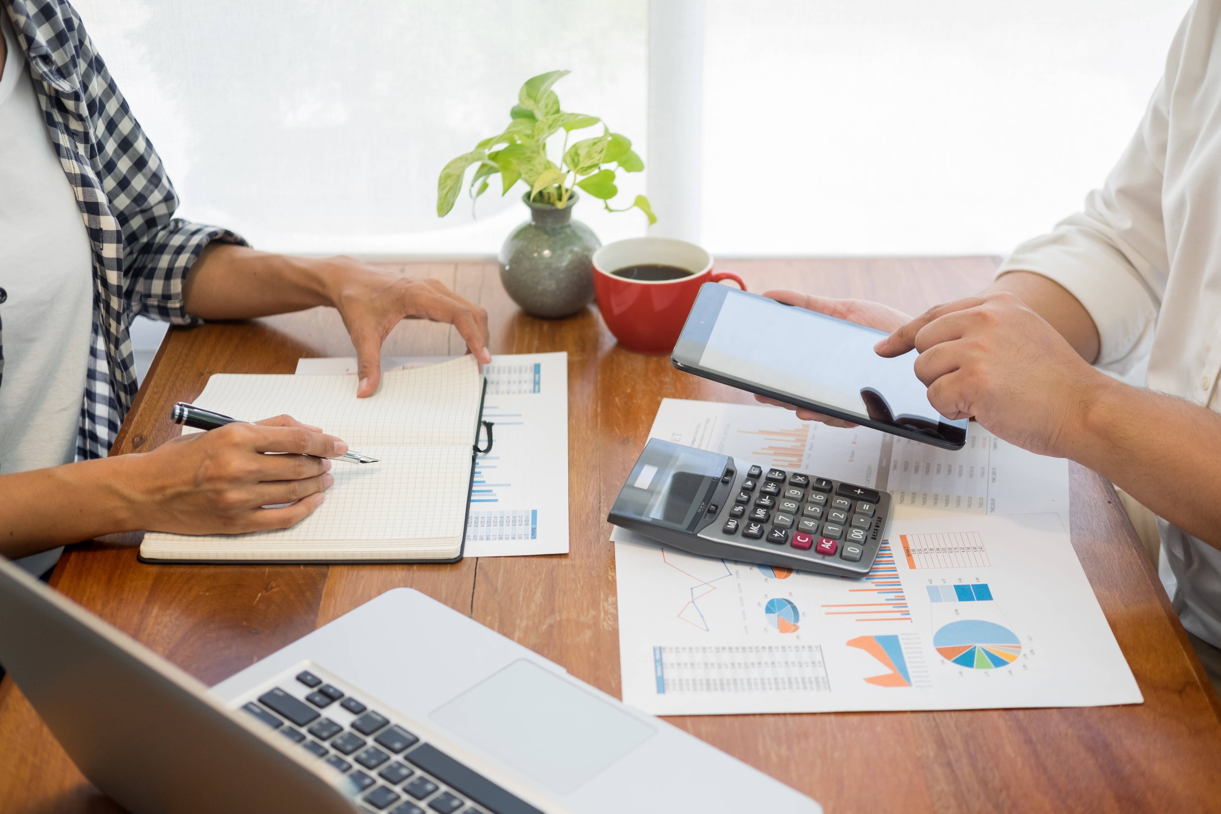 每当业务人员拿着一摞发票到财务部,总会被会计人员摘出不合规的报销