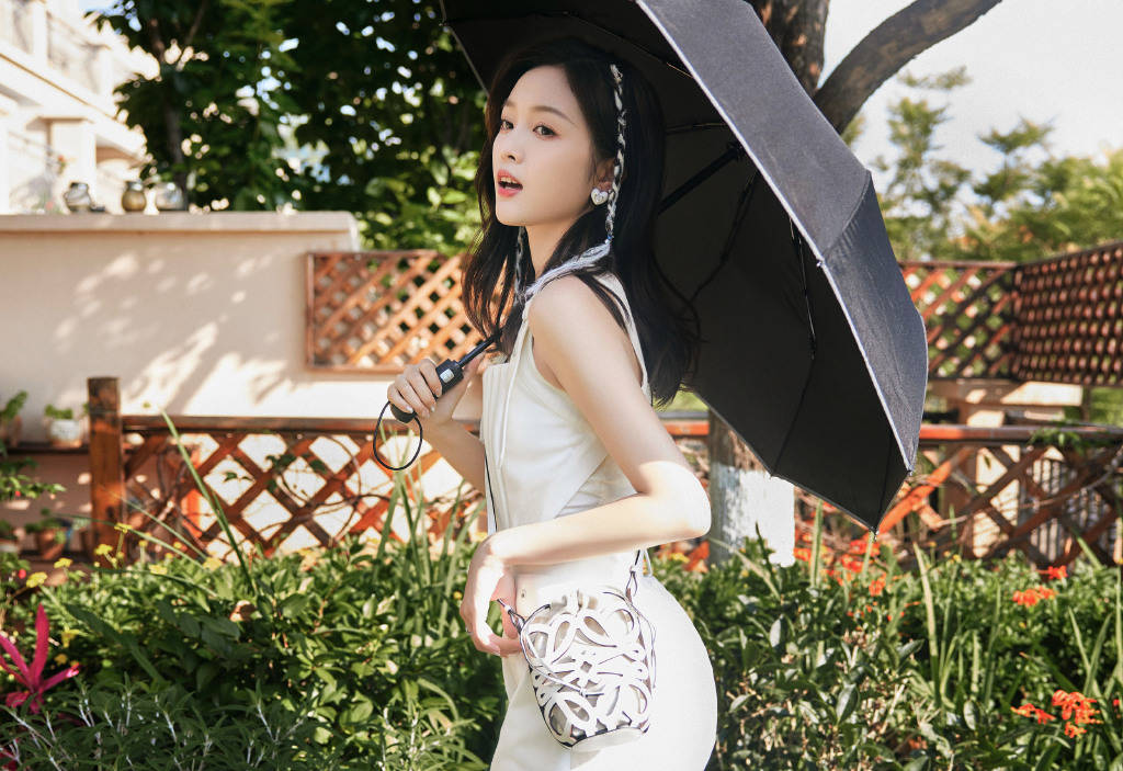 吴宣仪穿吊带背心露香肩 撑伞凹造型甜美清凉