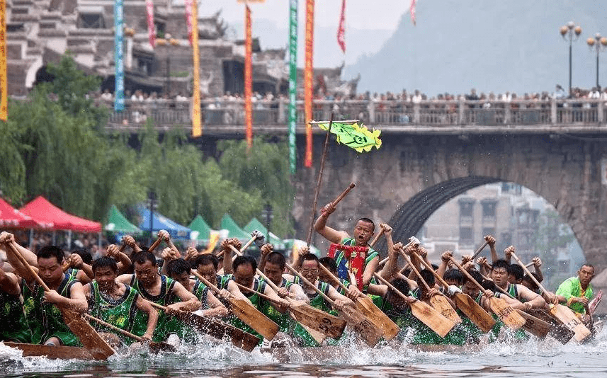 地形复杂的一座古城，拥有四百多年历史，属于国家4A景区