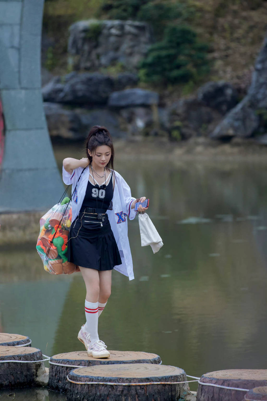 杨超越扎马尾录综艺清纯可爱 穿短裙秀长腿超元气