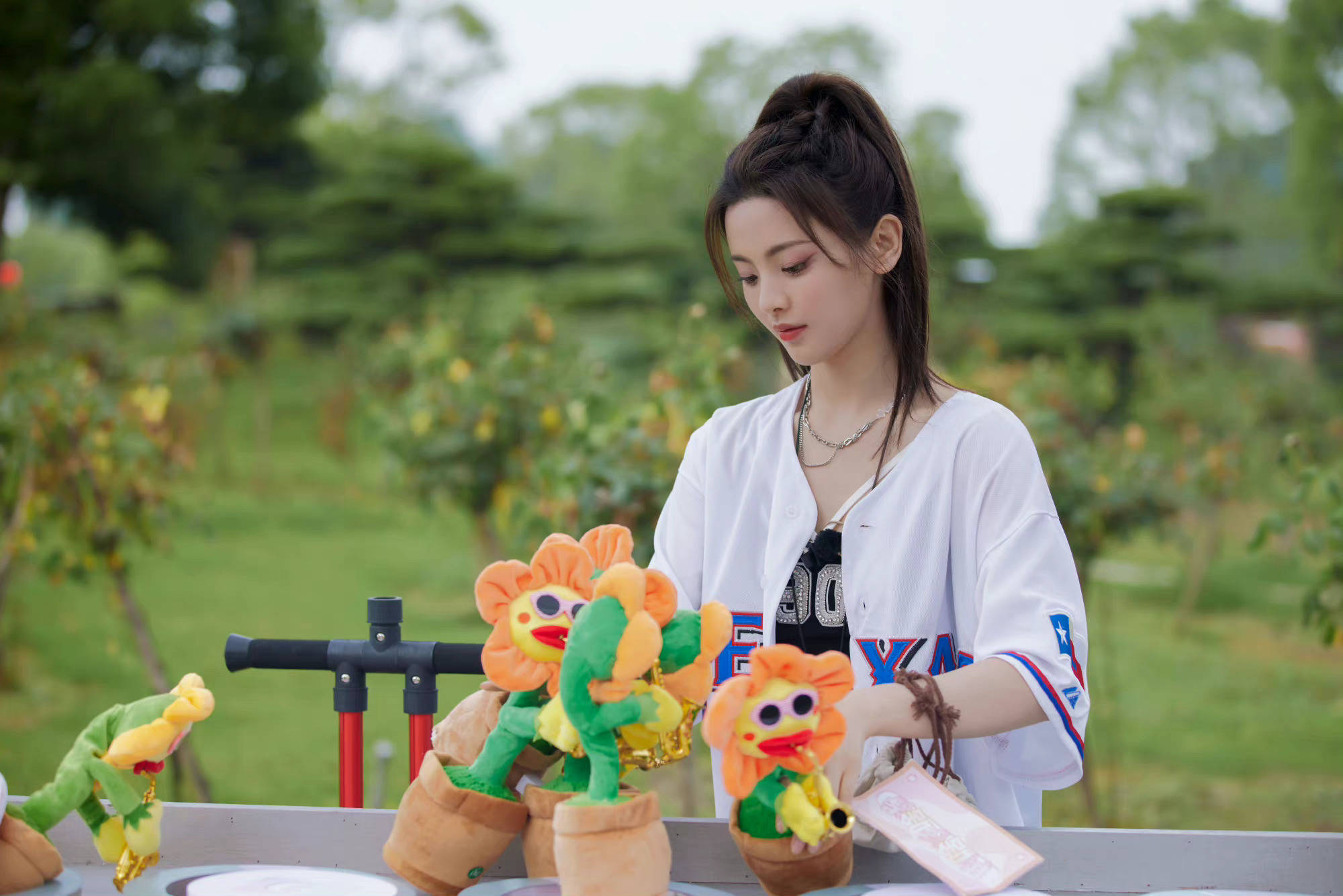 杨超越扎马尾录综艺清纯可爱 穿短裙秀长腿超元气