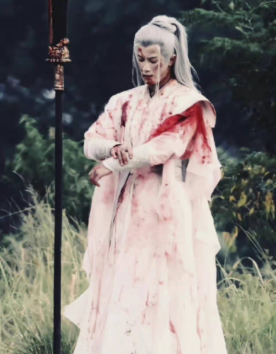 檀健次长相思战损妆曝光血染白衣悲壮感十足