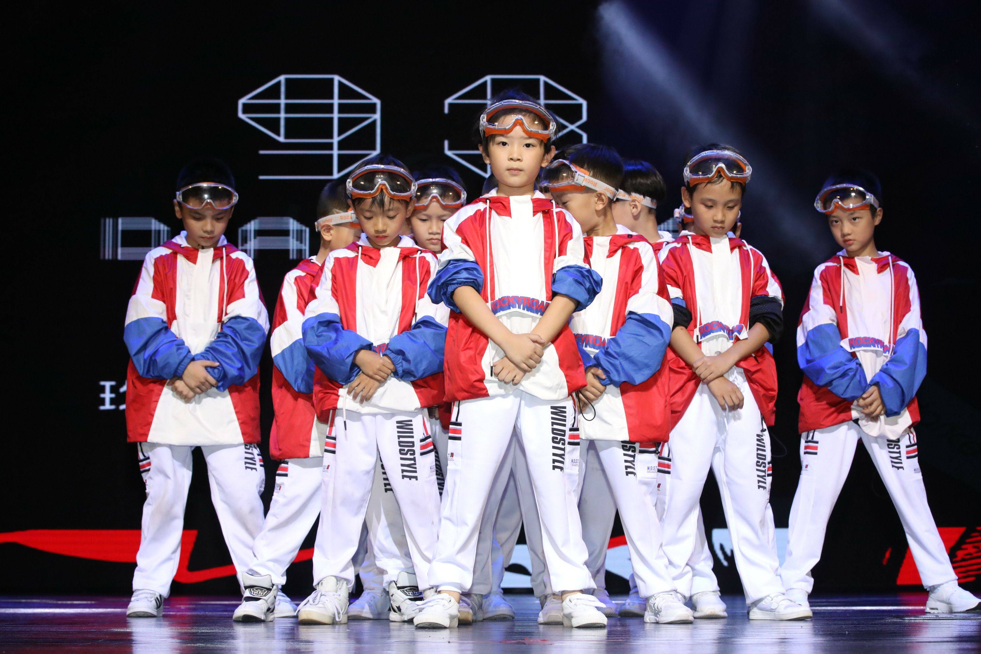 (重庆少儿街舞)各位家长是否在思考,送孩子几岁学街舞合适?