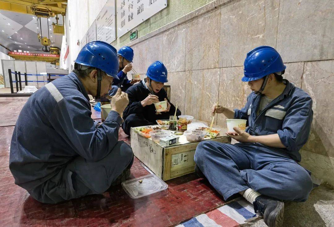 工期紧,任务重,变电修试所保护班工作人员在联调间隙匆忙吃完盒饭,又