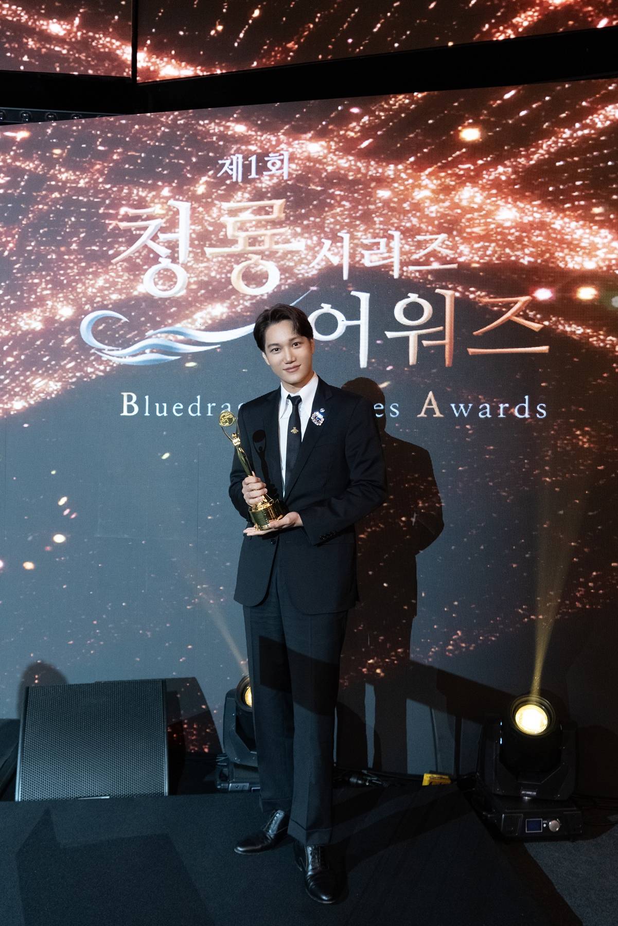 exo成员kai荣获"青龙系列大奖"男子综艺新人奖,印证不可替代的"综艺