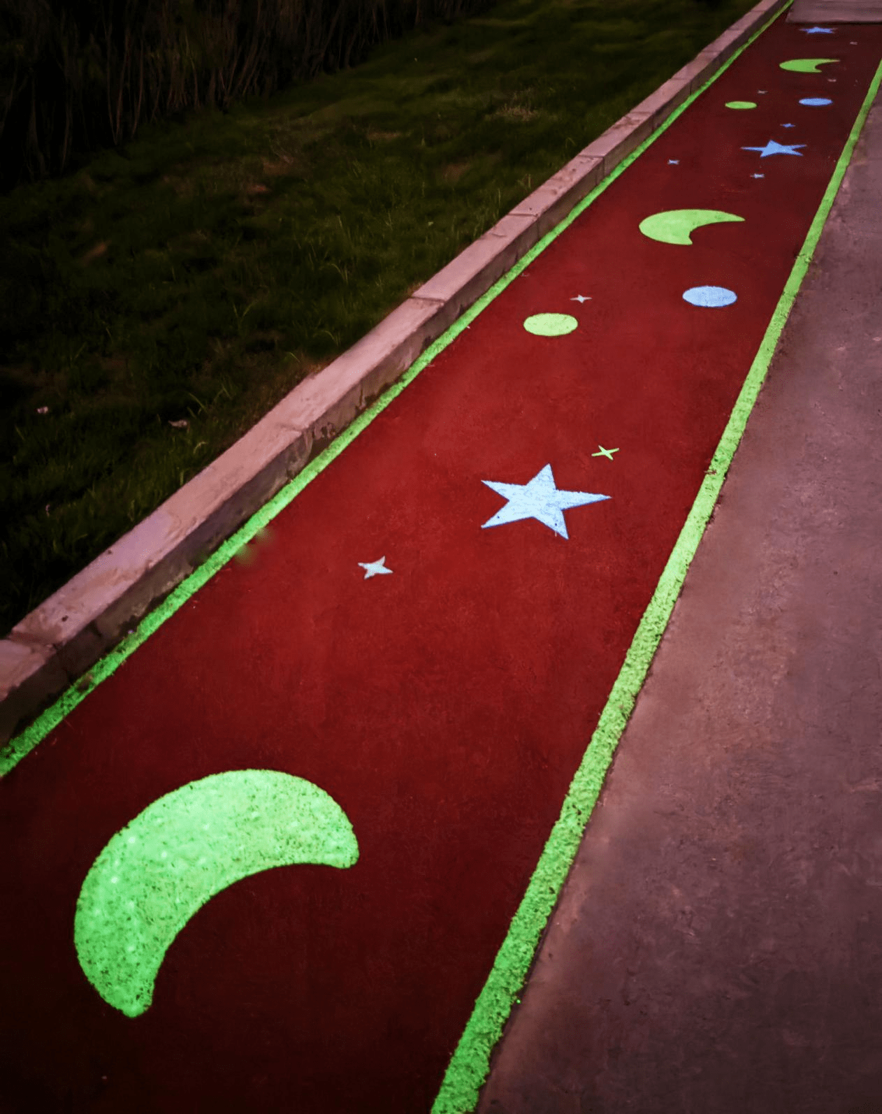 交房后就开始搞事情夜光跑道夜光秋千等网红宝藏小区等你来打卡