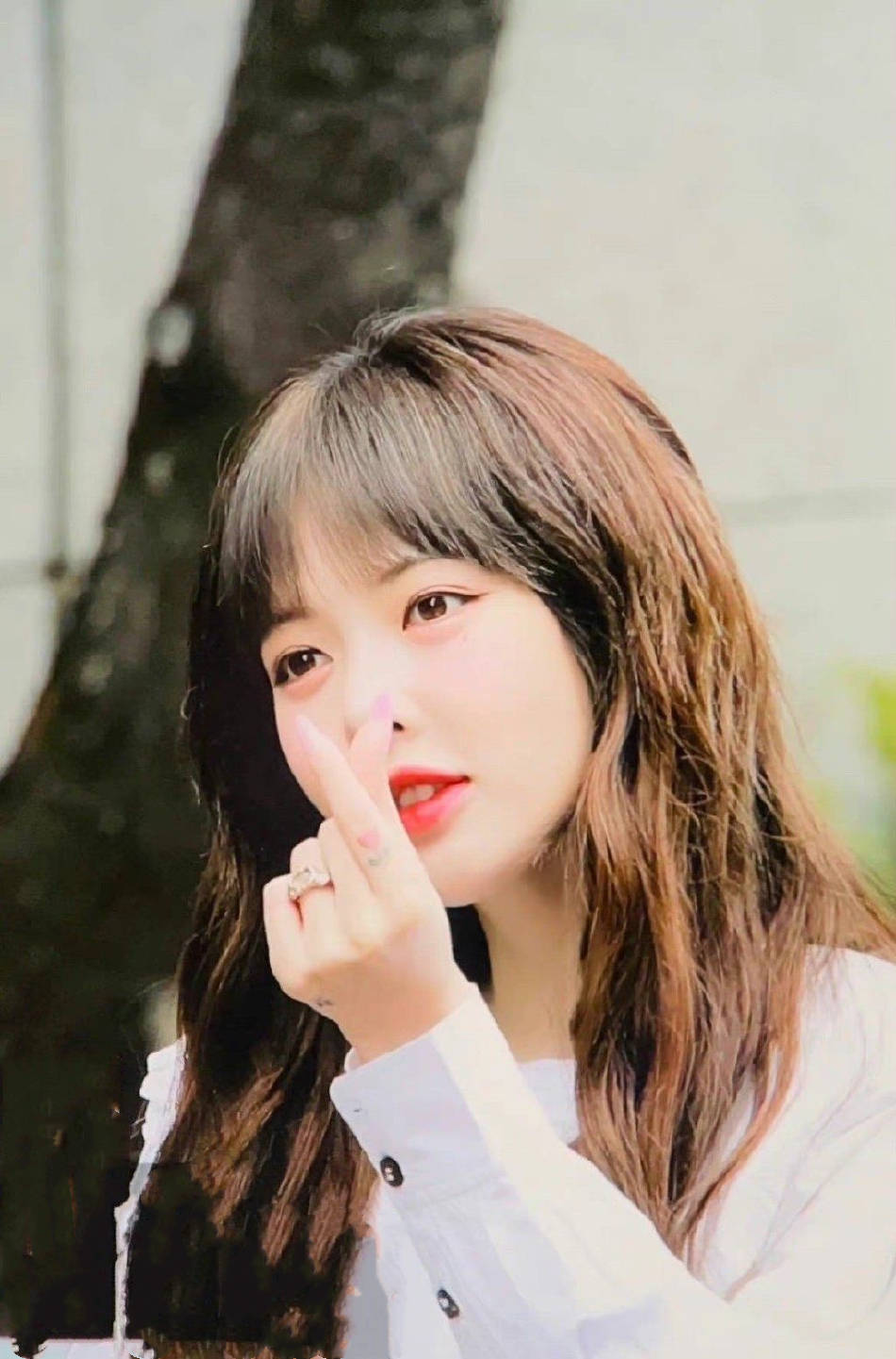 泫雅上班生图曝光齐刘海白衬衣似大学生甜美可爱