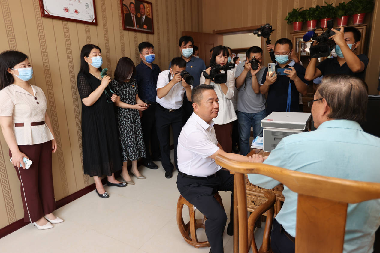 全国名中医长安米氏内科流派米烈汉工作站落户大荔中医院