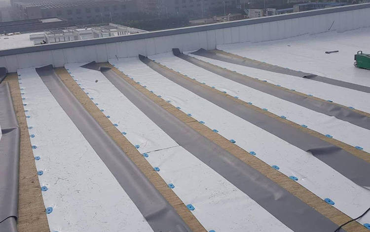 自粘防水卷材进行空铺法和热熔法粘贴卷材有什么不同