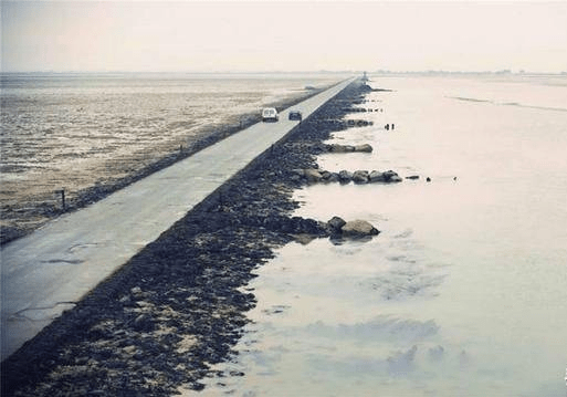 世上最危险的公路：在海中隐藏，不敢限速，加速狂飙才能活着