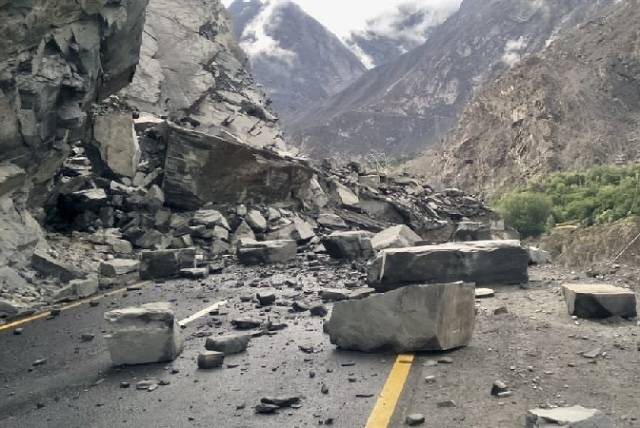 洪水和山体滑坡毁坏喀喇昆仑公路，阻碍登山者们返回市区