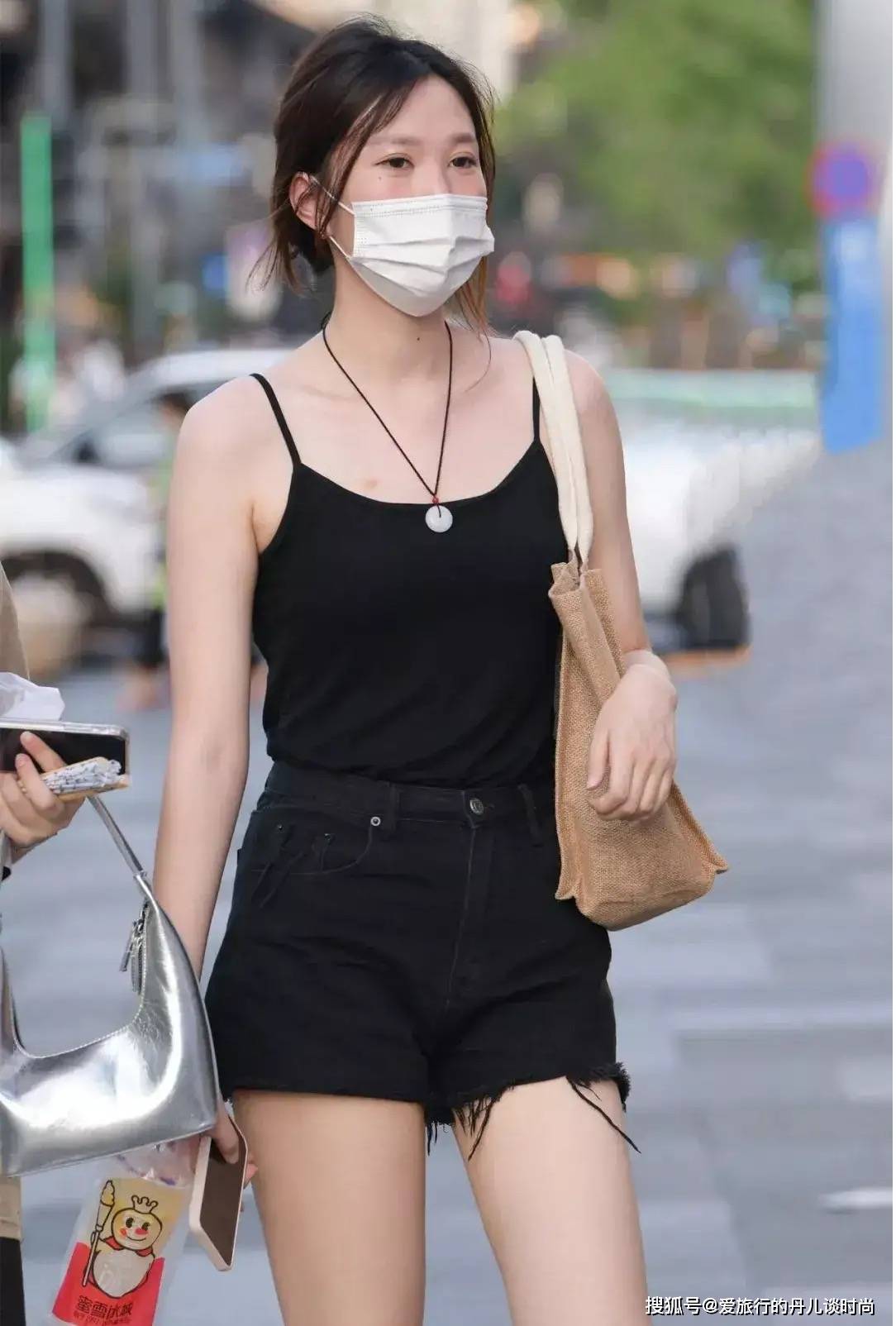 白色洞洞鞋搭配黑色吊带和黑色牛仔短裤,清凉又时髦.