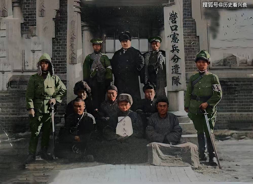 可以看到照片中有五个穿着日本军服的侵略者,另外还有一个当官的,在