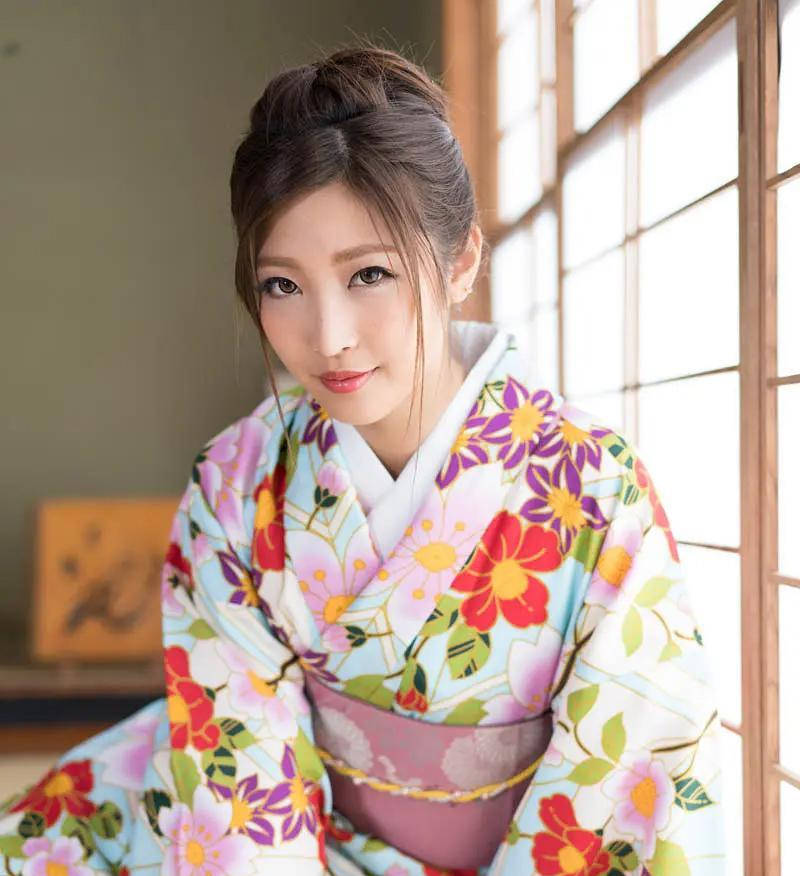 水稀美里有着一种知性又带有一些野性的御姐气场