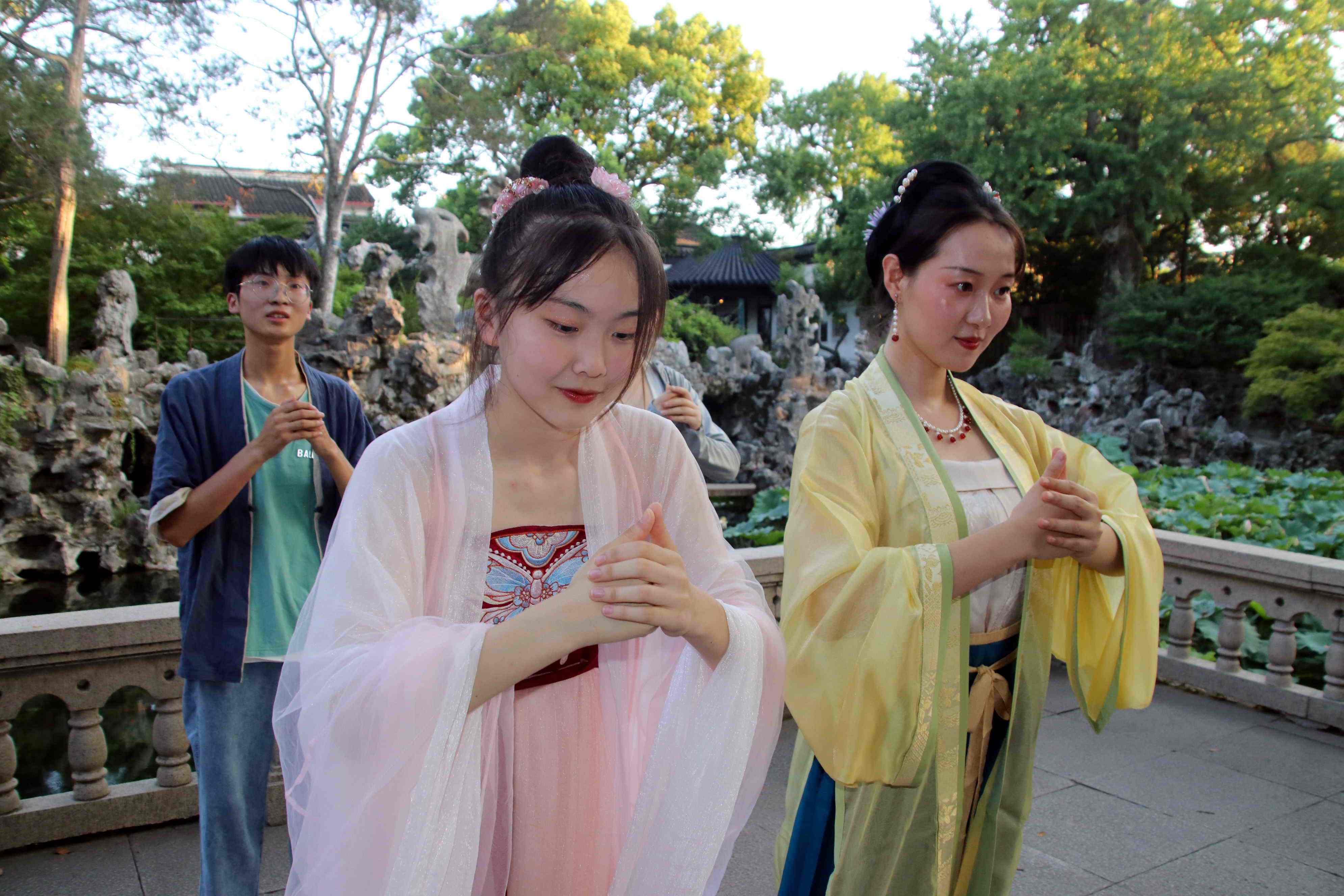 苏州狮子林古风游园会上共度七夕传统佳节