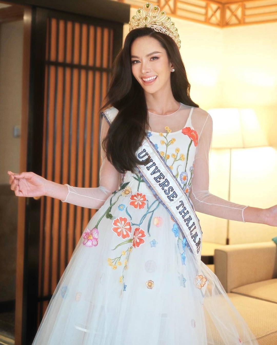 从小在垃圾堆长大,逆袭成为选美皇后,身材火辣惊艳全场