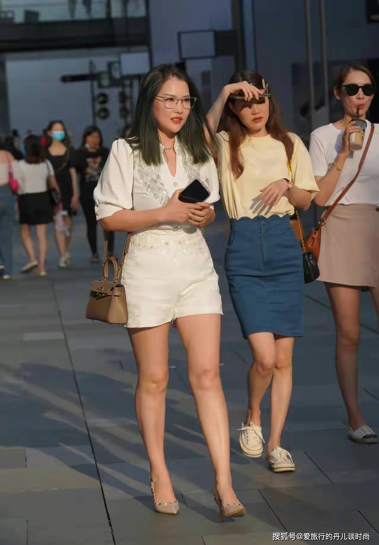 戴眼镜的微胖小姐姐身穿白色钉珠衬衫搭配同款休闲短裤,气质满满,优雅