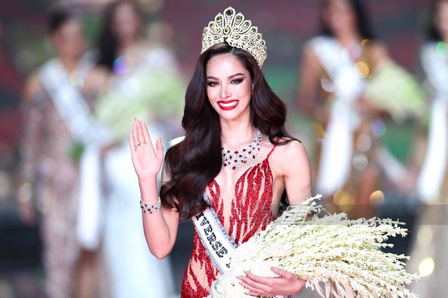 从小在垃圾堆长大,逆袭成为选美皇后,身材火辣惊艳全场