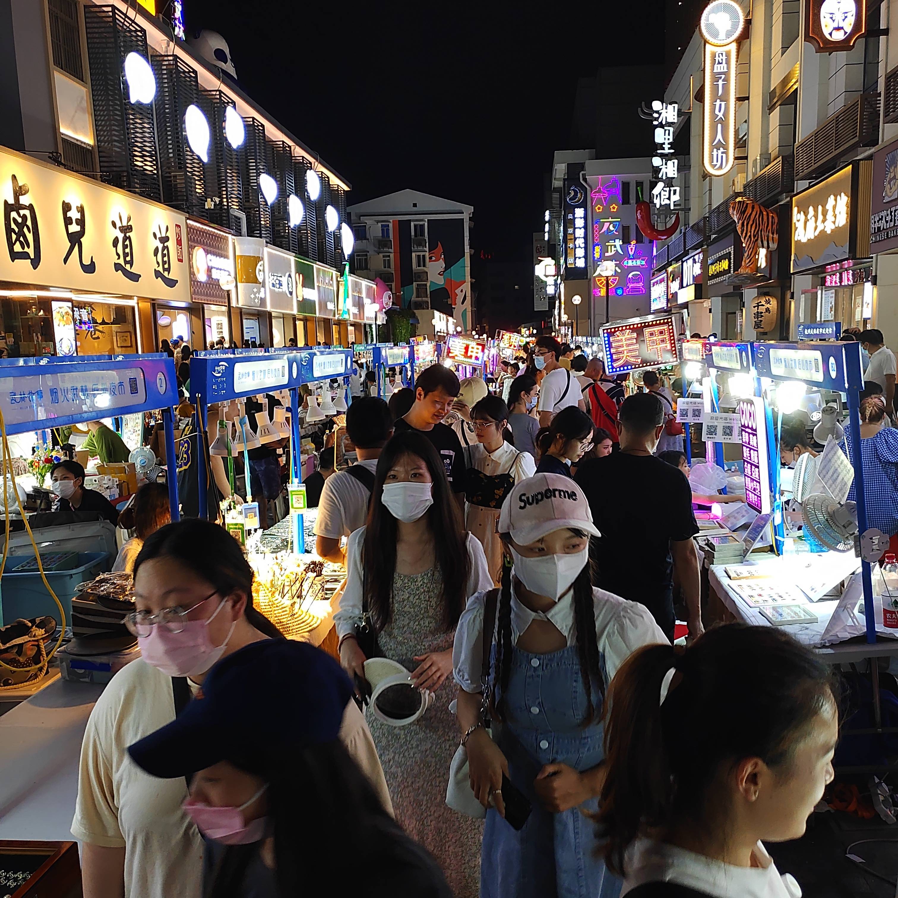 西湖畔夜生活圣地杭州夜经济地标熙熙攘攘中的烟火味道