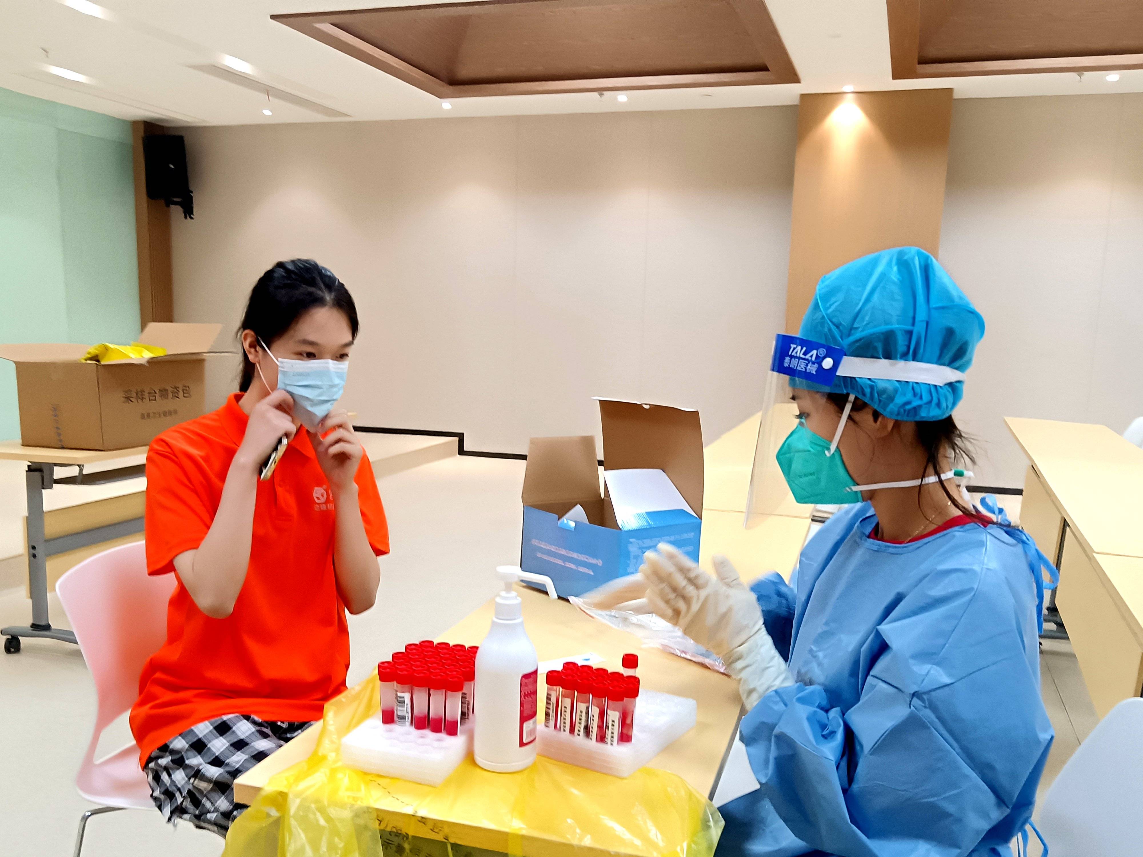 近段时间,新冠疫情在国内多地复发,隐隐又有抬头趋势