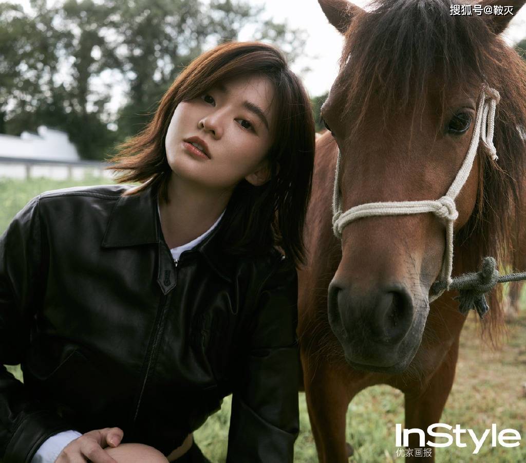 乔欣拍慵懒写真，炎炎夏日的浪潮