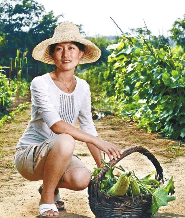 都会看到一个穿着工作服坐在大棚外面仔细摘菜的女孩,石嫣开创的农场