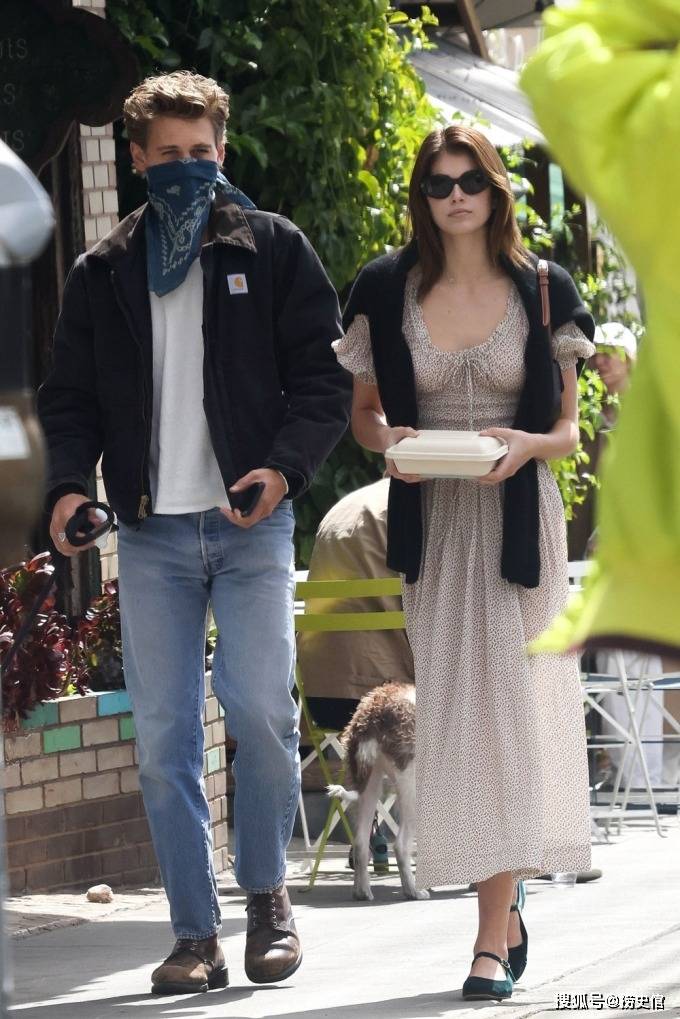 美国女模特,女演员凯雅·杰柏,她是美国超模辛迪·克劳馥与富商蓝德